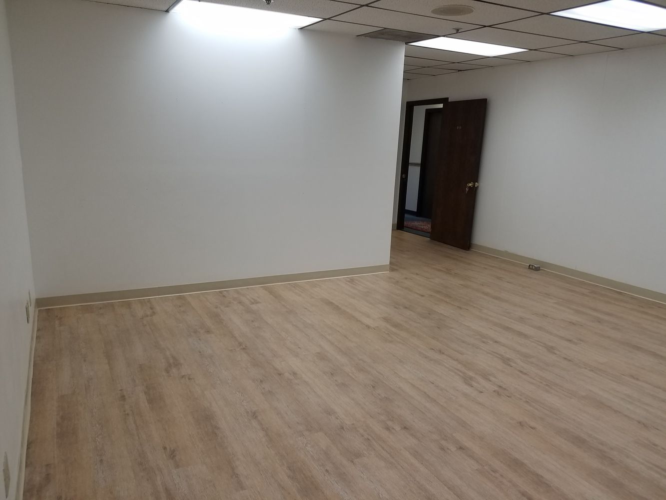 LARGE OPEN OFFICE, SEVERAL USES. FLAT RATE, EASY LEASE